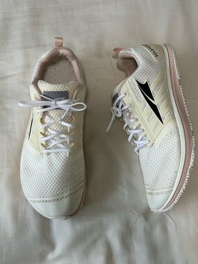 Altra Solstice XT Women’s Size 9 Training Running Shoes White Pink